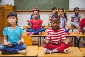 Algunas escuelas usan métodos de meditación adaptados a los niños como el “Mindful Up”.
